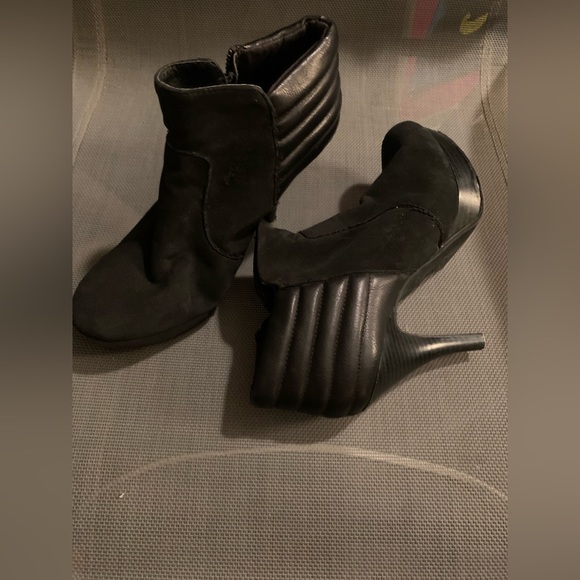 Unlisted Kenneth Cole Reaction Black Stiletto Booties EUC barley worn size 7 med - Picture 3 of 4